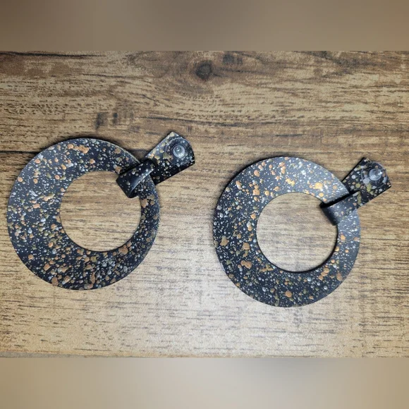 vintage 80s painted metal earrings - Picture 3 of 4